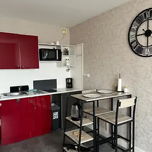 Joli Avec Parking Prive, Bien Situe Moulins (Allier)